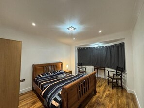 3 عدّة غرف نوم وواي فاي وملاءات أسرّة