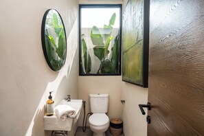 Haartrockner, Handtücher, Seife, Toilettenpapier