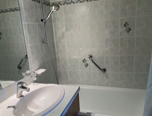 Sèche-cheveux, serviettes fournies, papier toilette