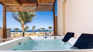 A hot tub with a view of the beach and palm trees. - Sataya Resort Marsa Alam (Qesm Marsa Alam)