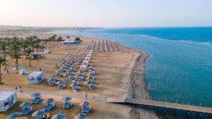 A beachside hotel with rows of sunbeds, a beach, and a pier. - Sataya Resort Marsa Alam (Qesm Marsa Alam)