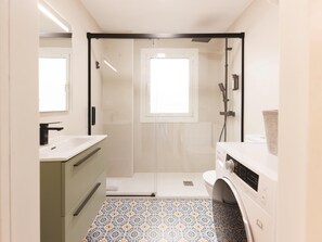 Shower, hair dryer, towels
