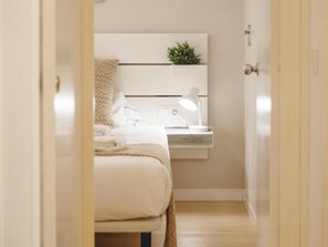 2 bedrooms, iron/ironing board, internet, bed sheets