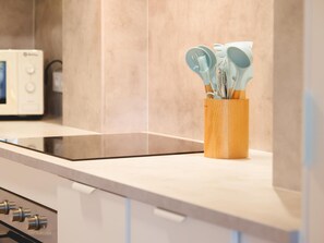 Kjøleskap, mikrobølgeovn, ovn og oppvaskmaskin