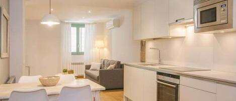 Kjøleskap, mikrobølgeovn, ovn og oppvaskmaskin