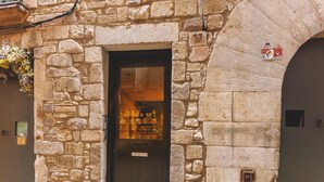 A stone building with a wooden door and a small window. - Bravissimo Força 17 Aigua, with one-bedroom and terrace (Girona)