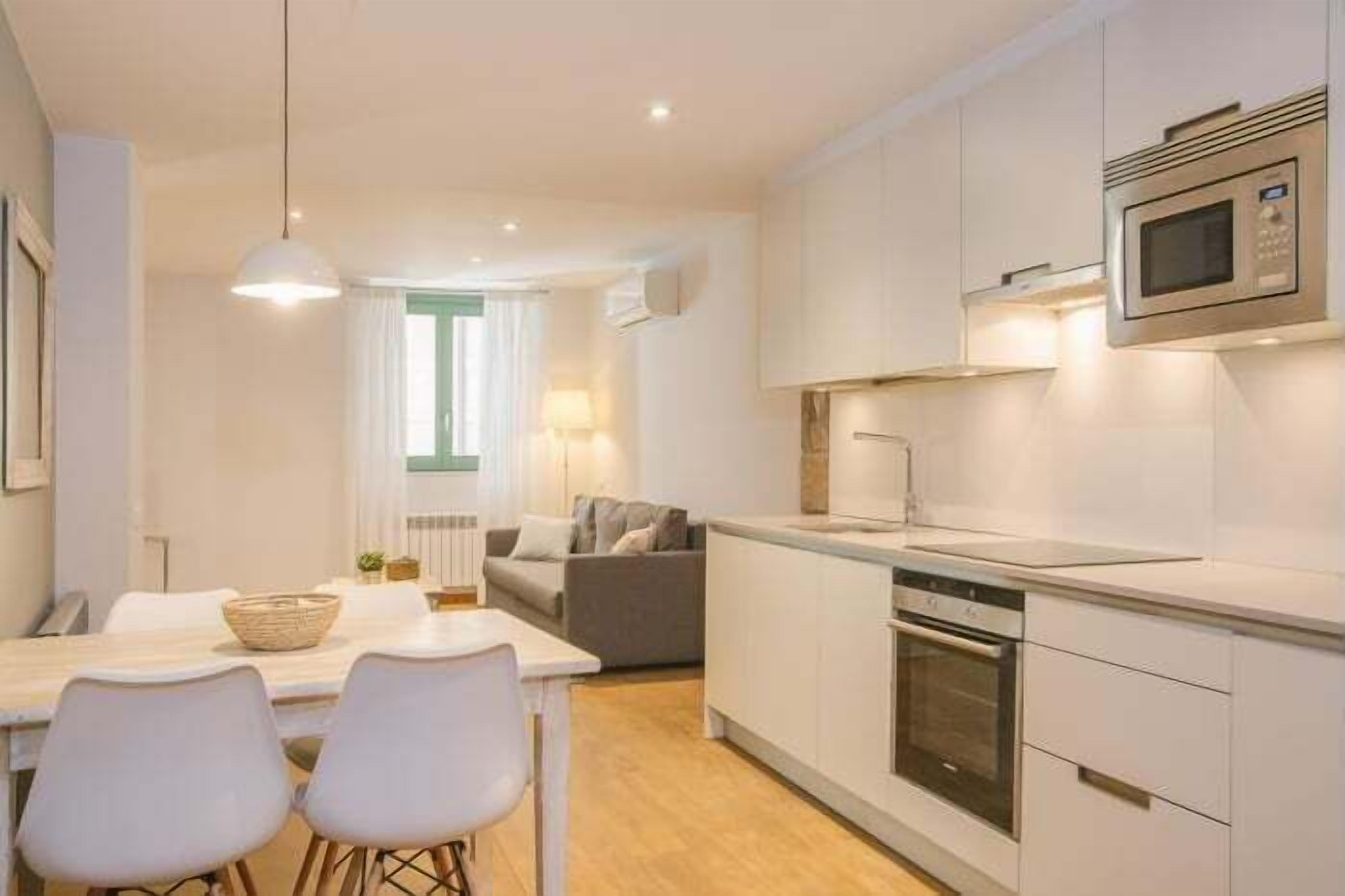 Jääkaappi, mikroaaltouuni, uuni, astianpesukone