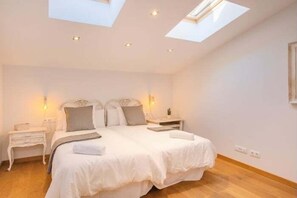 مكواة/لوح كي وخدمة الإنترنت وملاءات أسرّة