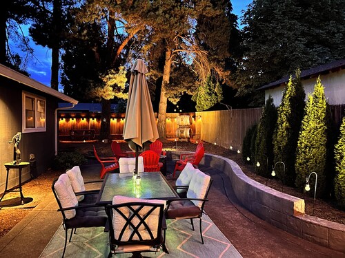 Walk Score 99 • Outdoor Oasis • Swing • BBQ • Outdoor Shower • Fast Wifi