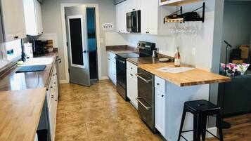 Microondas, horno, parrilla de estufa y lavavajillas