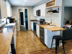 Microondas, horno, parrilla de estufa y lavavajillas