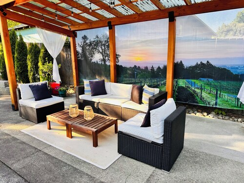 Walk Score 99 • Outdoor Oasis • Swing • BBQ • Outdoor Shower • Fast Wifi