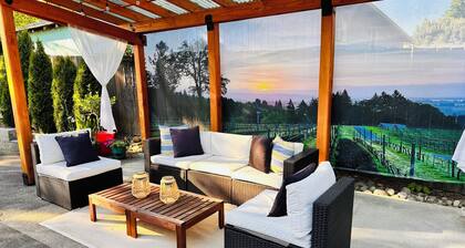 Walk Score 99 • Outdoor Oasis • Swing • BBQ • Outdoor Shower • Fast Wifi