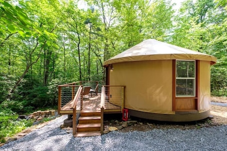 Deluxe Tent, Mountain View | Premium bedding, free WiFi, bed sheets. Creekside Yurt - The Whisperer