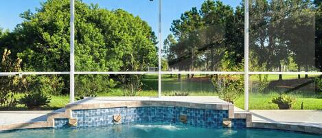 Een buitenzwembad, een verwarmd zwembad