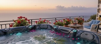Private pool, jacuzzi and sea views
