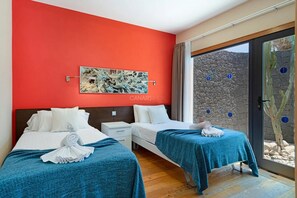 3 bedrooms, iron/ironing board, Internet, bed sheets - Stylish villa with private pool near the sea (Yaiza)