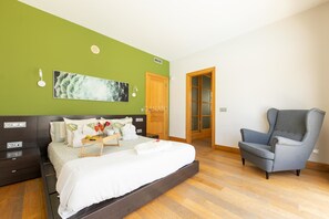 3 bedrooms, iron/ironing board, internet, bed sheets