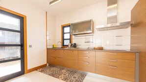 Coffee/tea maker, fridge, microwave, oven - Modern villa with private pool in Playa Blanca (Yaiza)