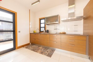 Coffee/tea maker, fridge, microwave, oven