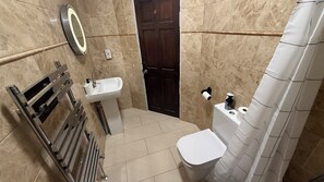 Serviettes fournies, savon, papier toilette