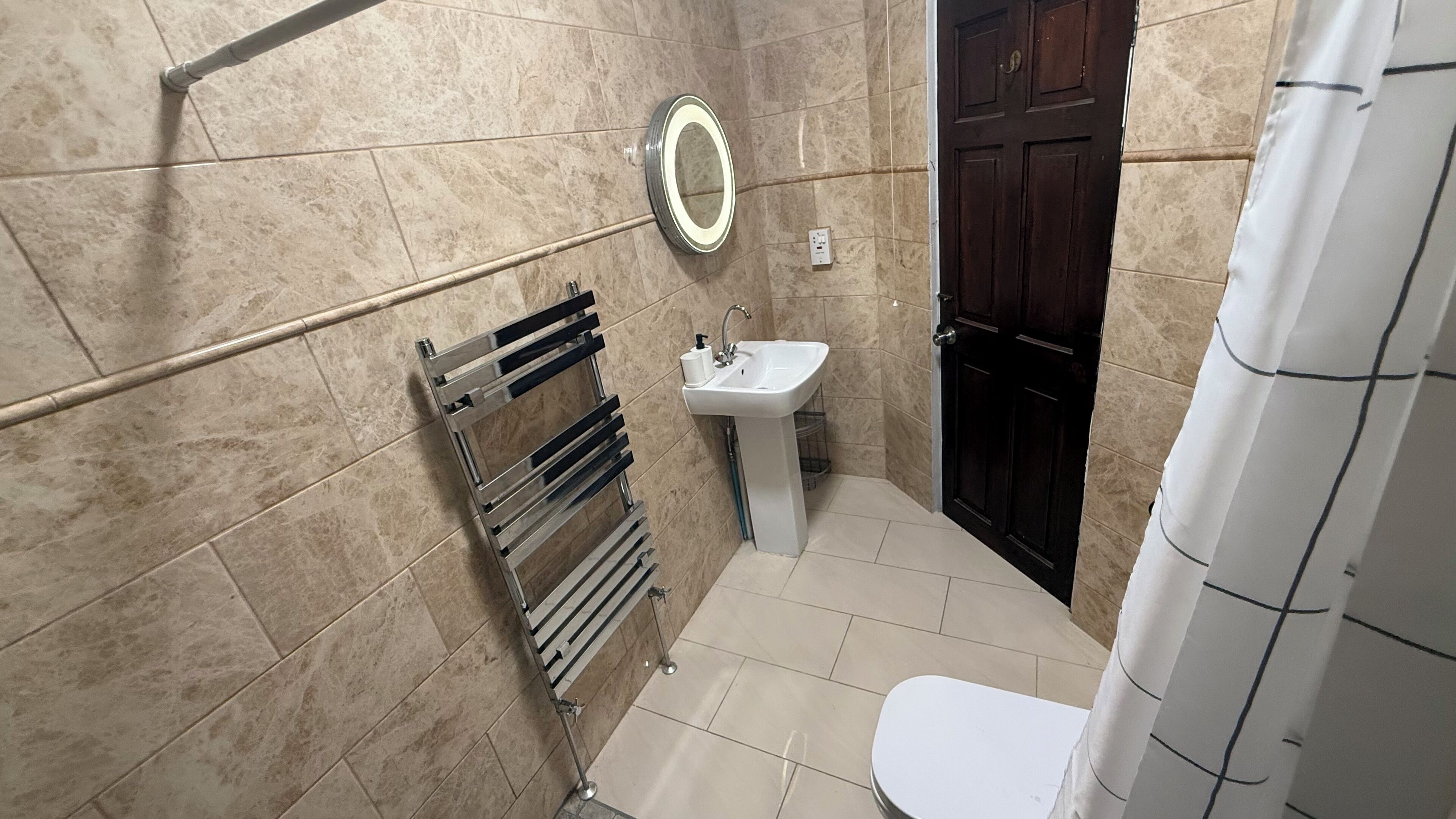 Serviettes fournies, savon, papier toilette