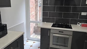 Micro-ondes, four, plaque de cuisson