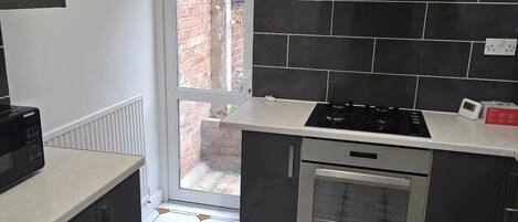 Micro-ondes, four, plaque de cuisson