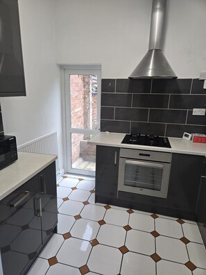 Microwave, oven, stovetop - Pat Signature Stays (Northampton)