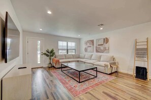 TV - New Central OKC Home Near Integris & Lake Hefner (Oklahoma City)