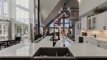 Refrigerador, microondas, horno, placa de cocina