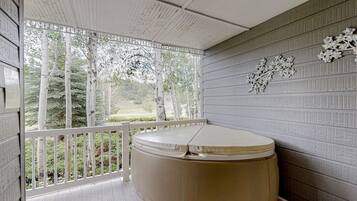 مغطس سبا خارجي