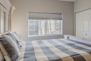 5 bedrooms, desk, free WiFi, bed sheets