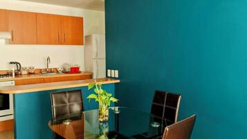 Departamento familiar, vista al jardín | Comedor