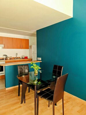 Departamento familiar, vista al jardín | Comedor