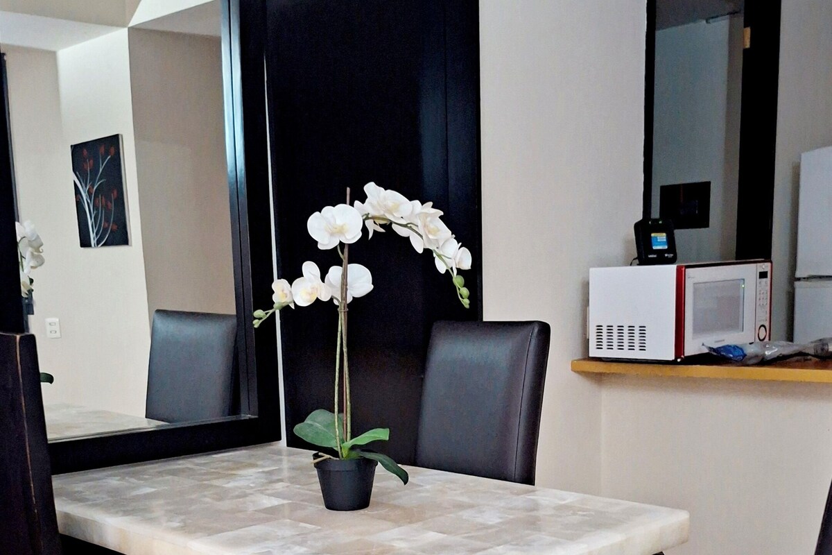 Departamento tradicional, vista al jardín | Cocina privada | Microondas, horno, licuadora y artículos de limpieza ecológicos 