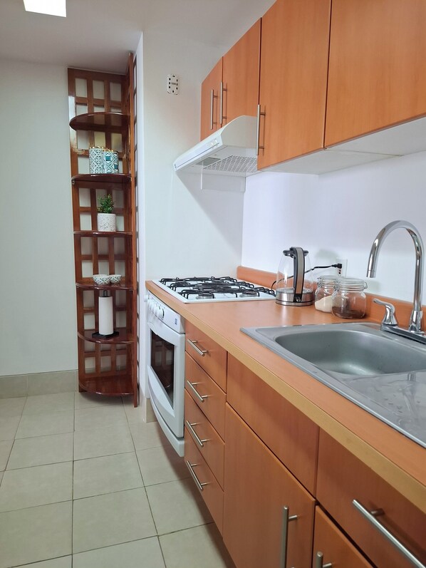 Departamento familiar, vista al jardín | Cocina privada