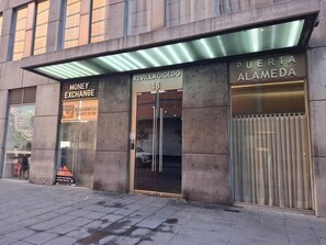 Vista frontal de la propiedad