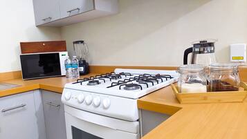 Deluxe Apartment, Garden View | Private kitchen