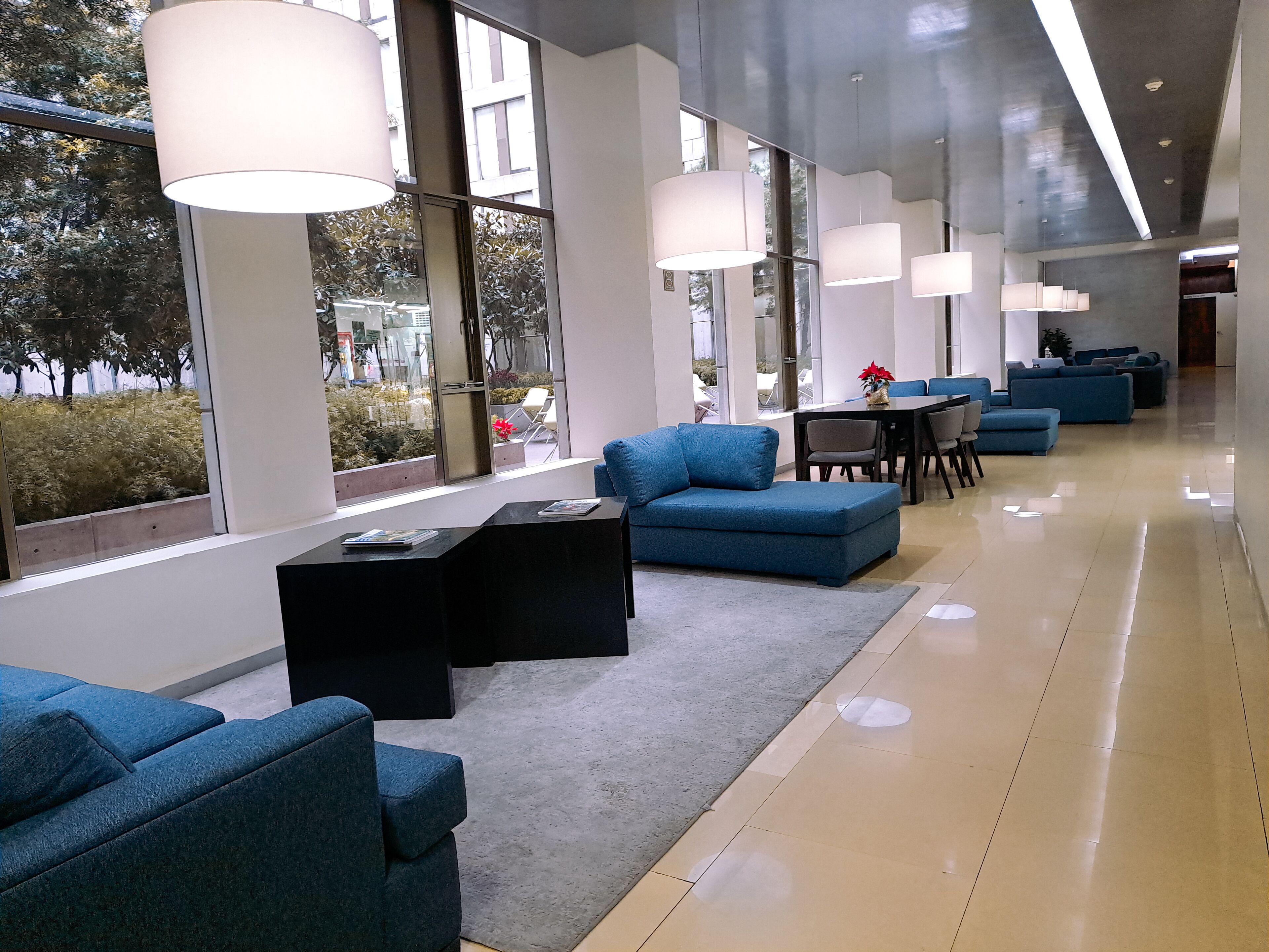 Coin salon dans le hall