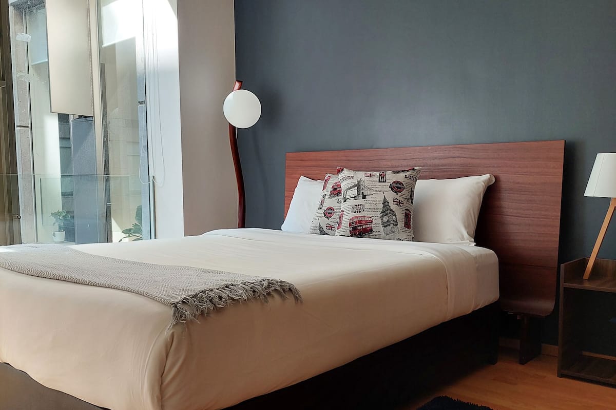 Deluxe Apartment, Garden View | Hypo-allergenic bedding, blackout curtains, iron/ironing board