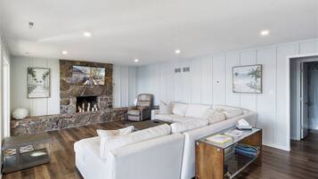 House, Multiple Beds, Patio (Happy Hour) | Living area