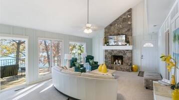 Nhà, nhiều giường, sân hiên (Happy Hour) | Khu phòng khách