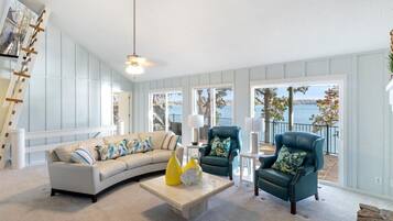 Nhà, nhiều giường, sân hiên (Happy Hour) | Khu phòng khách