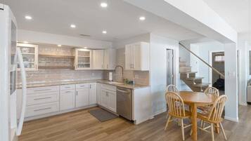 House, Multiple Beds, Patio (Happy Hour) | Private kitchen