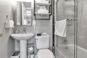 Secador de pelo, toallas, jabón y papel higiénico