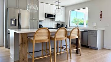 Een koelkast, een magnetron, een oven, een kookplaat