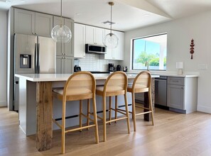 Fridge, microwave, oven, stovetop - Peaceful 3BD/2BA Dog-Friendly Paradise Posada (Scottsdale)