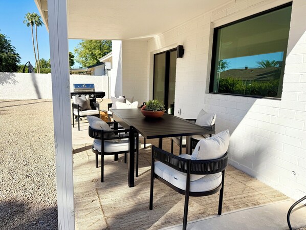 Outdoor dining - Peaceful 3BD/2BA Dog-Friendly Paradise Posada (Scottsdale)