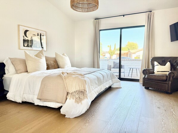 3 habitaciones, escritorio y tabla de planchar con plancha 